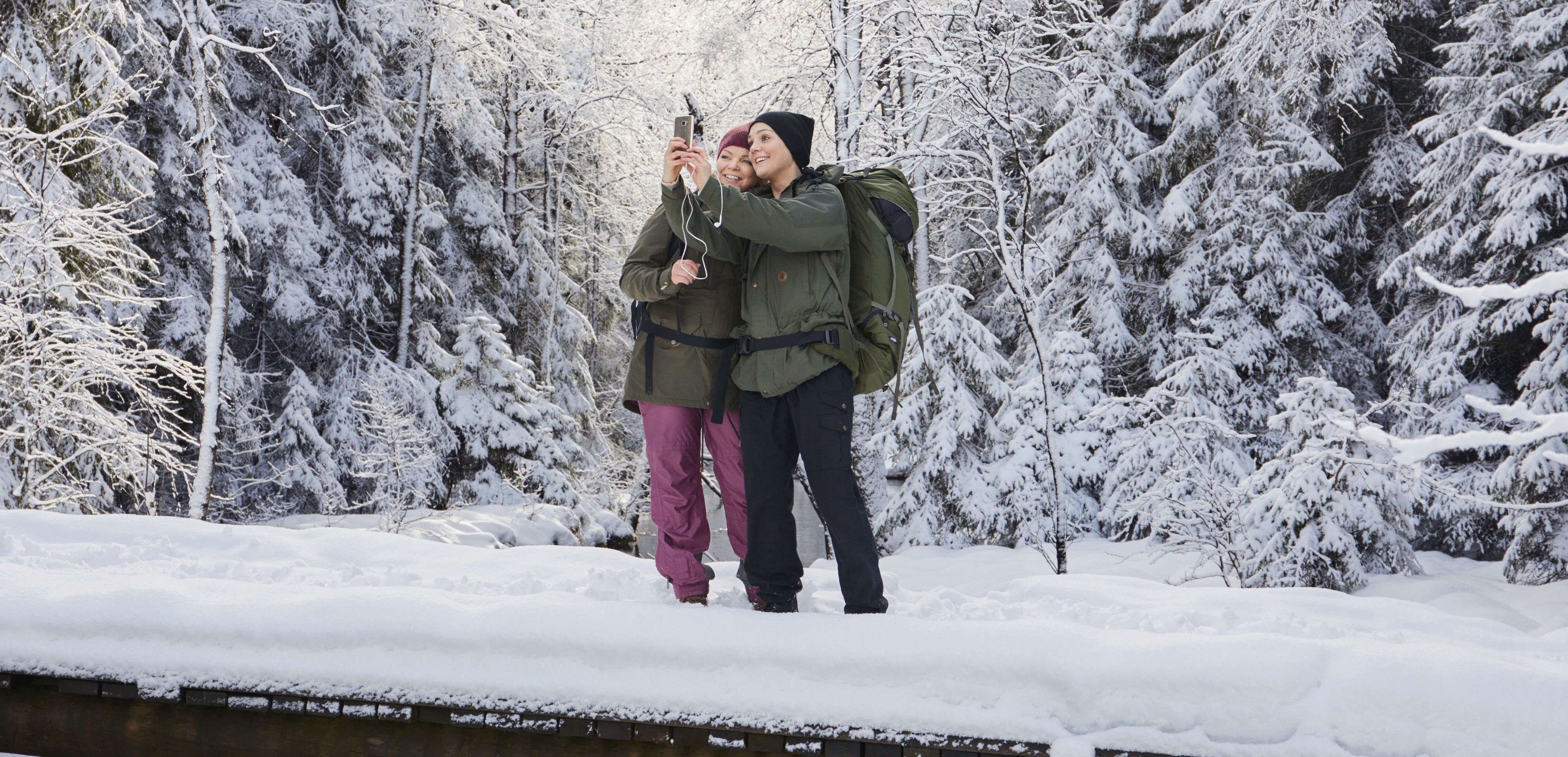 Par på tur i vinterlandskap med ubegrenset data